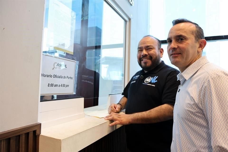 El coordinador de la bancada del PAN en el Congreso, Carlos de la Fuente, y el líder estatal panista, Policarpo Flores.