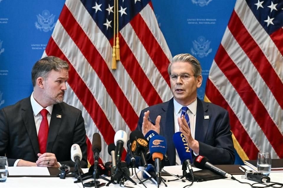 El Secretario del Tesoro de EU, Scott Bessent (Der.) y el Representante Comercial, Jamieson Greer, ofrecen en conferencia de prensa en Ginebra detalles del acuerdo con China.