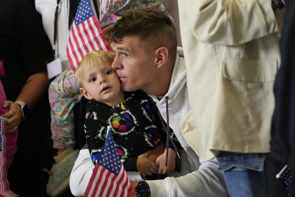 Refugiados de Sudáfrica llegan a Estados Unidos, el 12 de mayo del 2025.