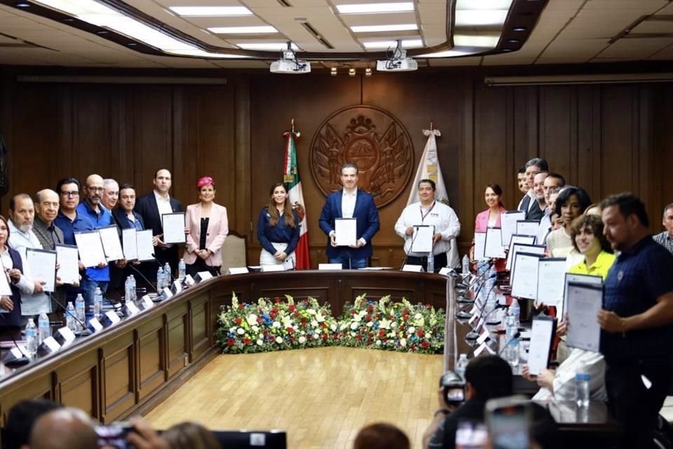 El Alcalde Adrián de la Garza señaló que esta acción reafirma el compromiso de su gobierno con el acceso equitativo a la educación.