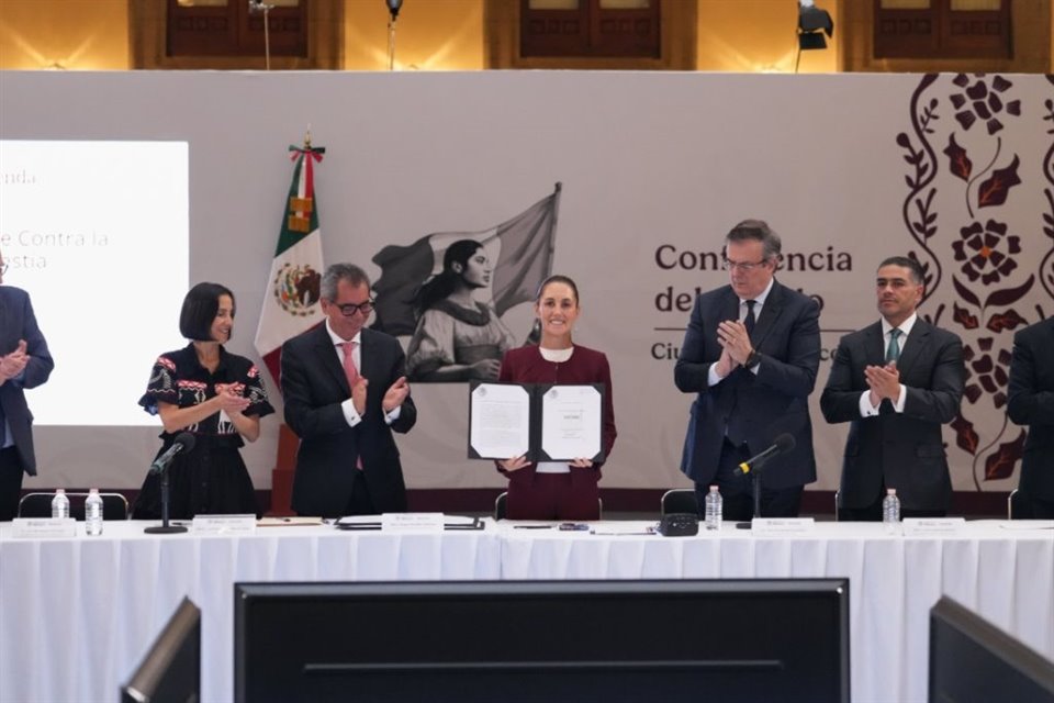 Tras reunirse con empresarios, la Presidenta Sheinbaum anunció que pactaron renovar acuerdo para mantener canasta básica de 24 productos en precio máximo de 910 pesos