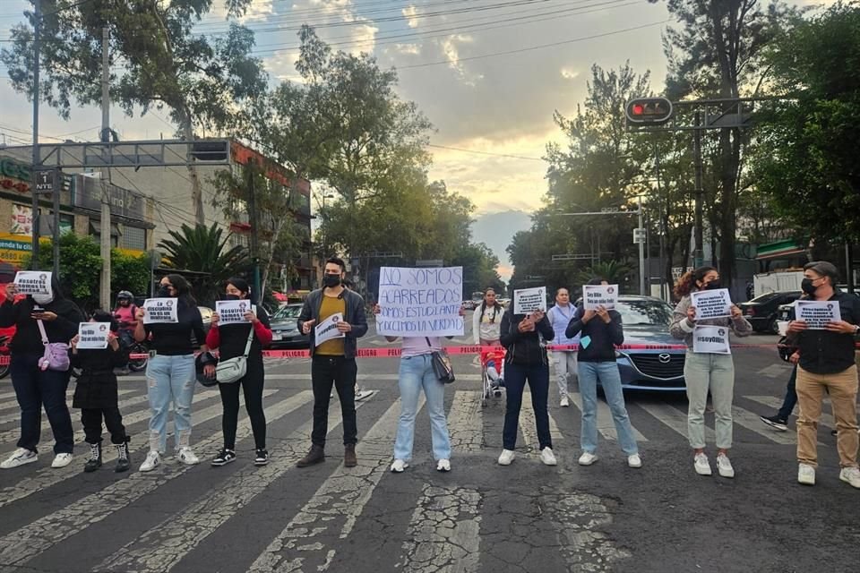 Un grupo de personas a favor de la escuela militarizada realizó un bloqueo en Insurgentes Sur.