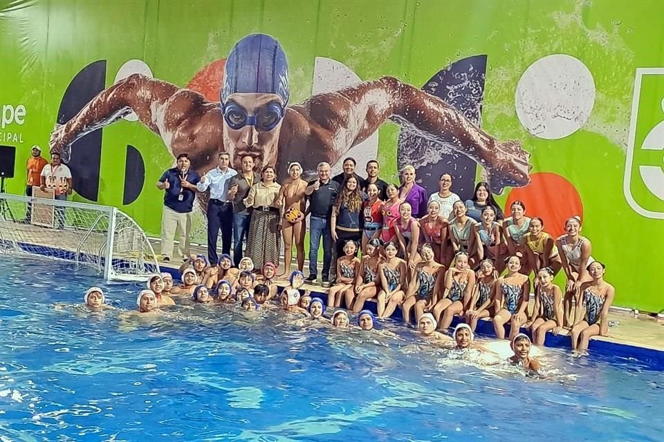 Las selecciones estatales de waterpolo y natación artística de Nuevo León en el CEDEREG.