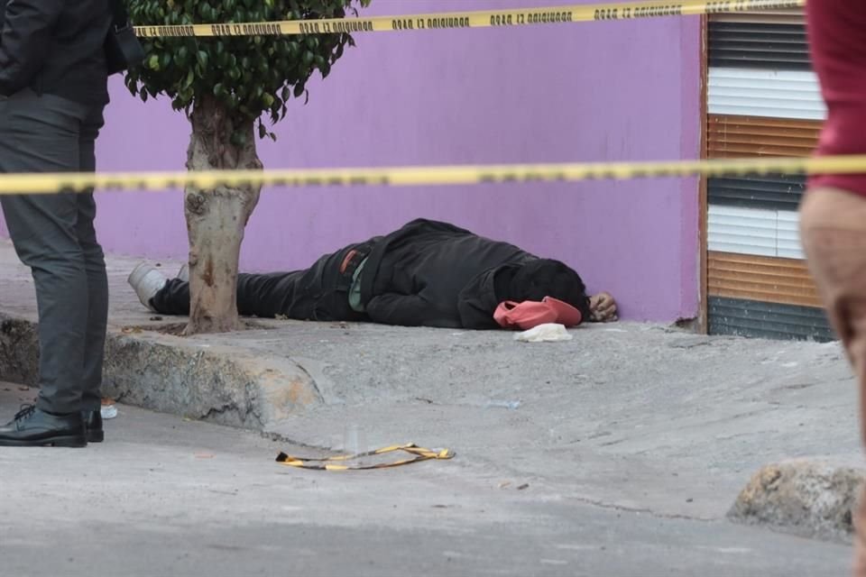Uno de los presuntos delicuentes fue abatido por policías.
