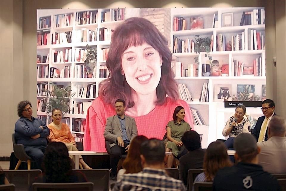 Antonio Ramos (UANL), Leticia Treviño (UERRE), Ricardo Marcos (Conarte), Melissa Segura (Secretaría de Cultura de NL), Ana Laura Santamaría (Tec) y Paulo Alvarado (UDEM). La autora aparece en pantalla