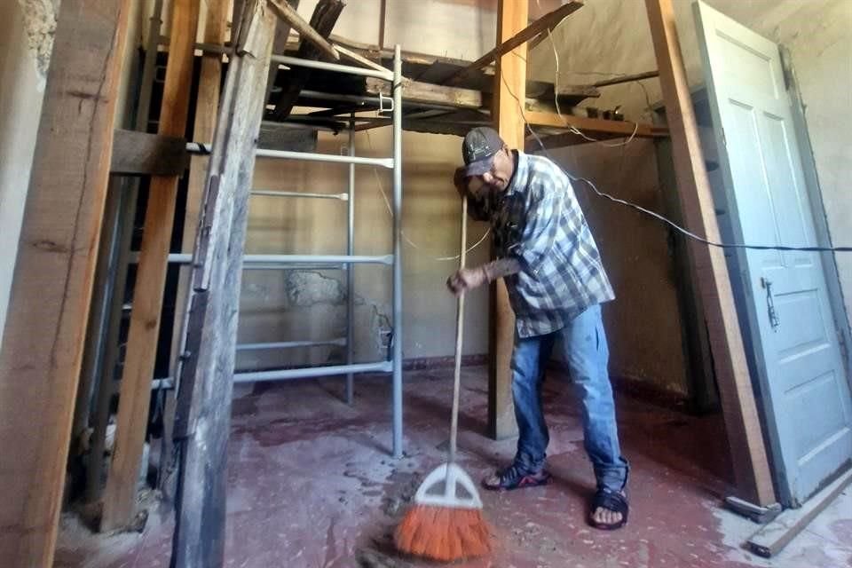 Parte del concreto del techo de una vivienda se vino abajo por el sismo del domingo pasado.