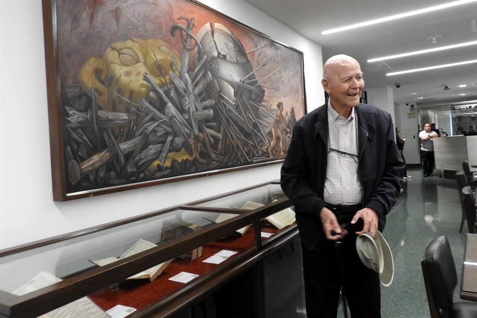 El chelista Carlos Prieto visitó la Biblioteca Cervantina del Tec de Monterrey.