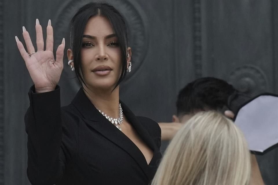 Kim Kardashian saludó al llegar a declarar sobre el robo de millones de dólares en joyas de su habitación de hotel en París en 2016,