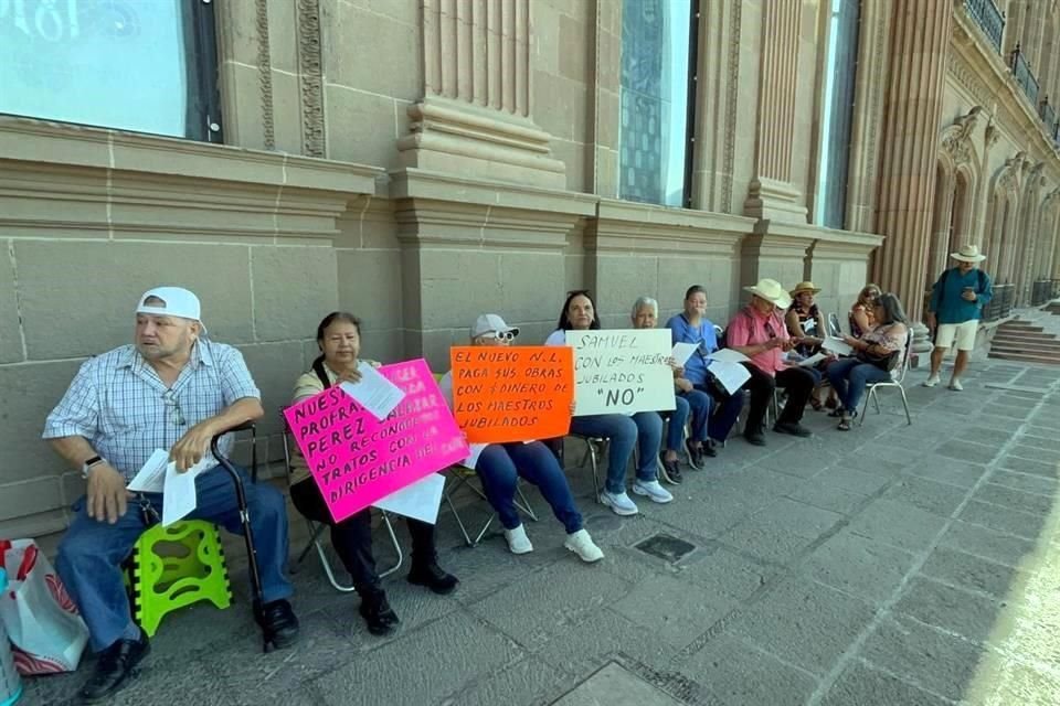 Los docentes se instalaron en una de las entradas del Palacio de Gobierno, exhibiendo pancartas para externar sus quejas.
