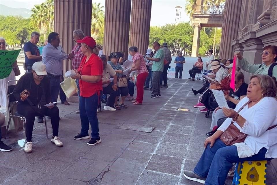 Los docentes se instalaron en una de las entradas del Palacio de Gobierno, exhibiendo pancartas para externar sus quejas.