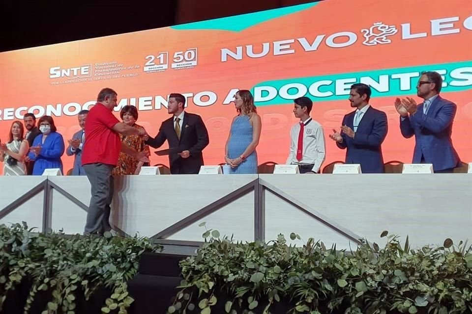 El Gobernador Samuel García entregó reconocimientos de antigüedad a maestros.