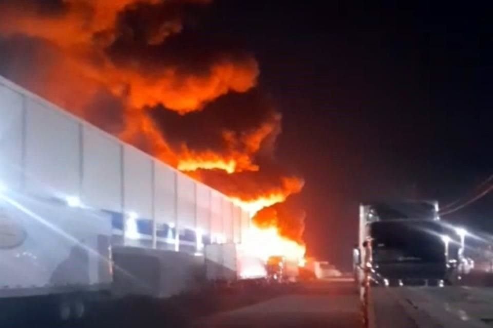 El incendio en el patio de la empresa Espuma industriales Monterrey-Salinas consumió tarimas, basura y múltiples residuos de hule espuma.