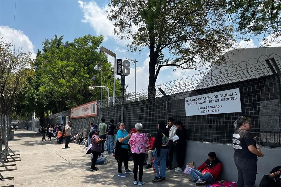 Ya había personas en fila en las taquillas del Palacio de los Deportes.