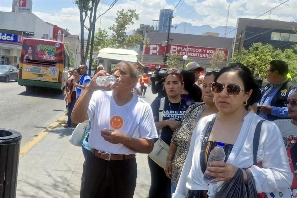 El operativo inició en la zona de Colegio Civil, donde ciudadanos recibieron hidratación por parte de Protección Civil.