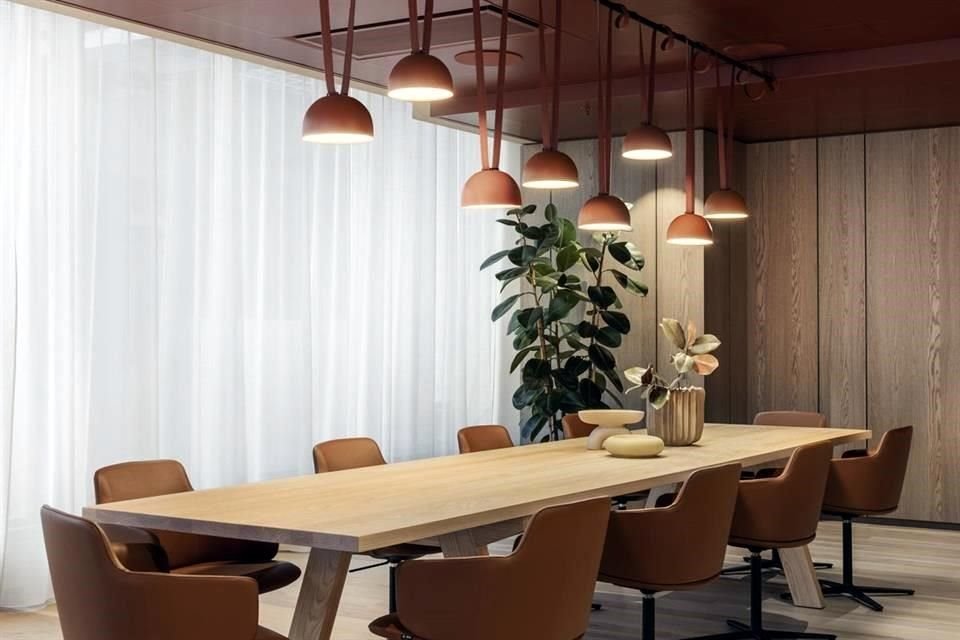 La sala de juntas es un área donde la iluminación es puntual en la zona de trabajo.