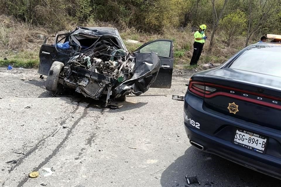 El vehículo de las víctimas mortales quedó destruido de la parte frontal, tras el choque en la Carretera Apodaca a Juárez.