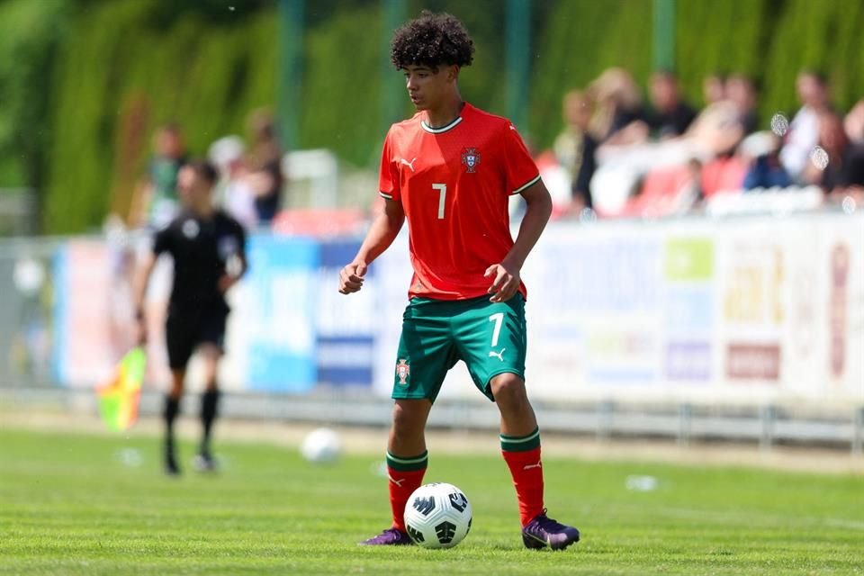 Con el número 7 en la espalda, como su padre, debutó Cristiano Ronaldo Jr. con la Selección de Portugal, en la categoría Sub 15.
