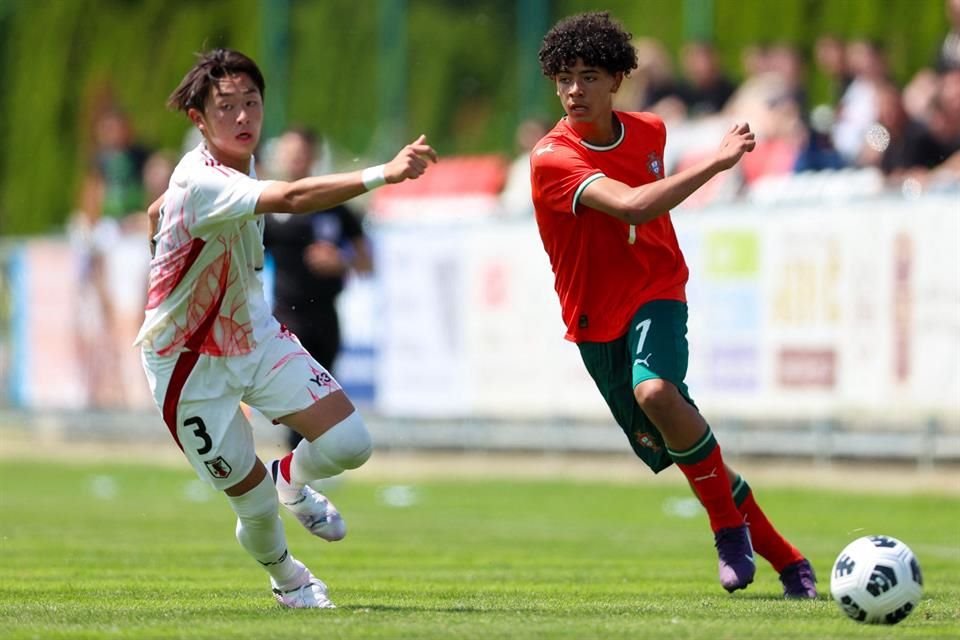 Con el número 7 en la espalda, como su padre, debutó Cristiano Ronaldo Jr. con la Selección de Portugal, en la categoría Sub 15.