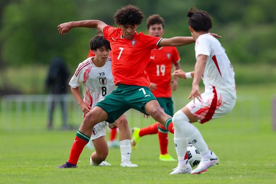 Con el número 7 en la espalda, como su padre, debutó Cristiano Ronaldo Jr. con la Selección de Portugal, en la categoría Sub 15.