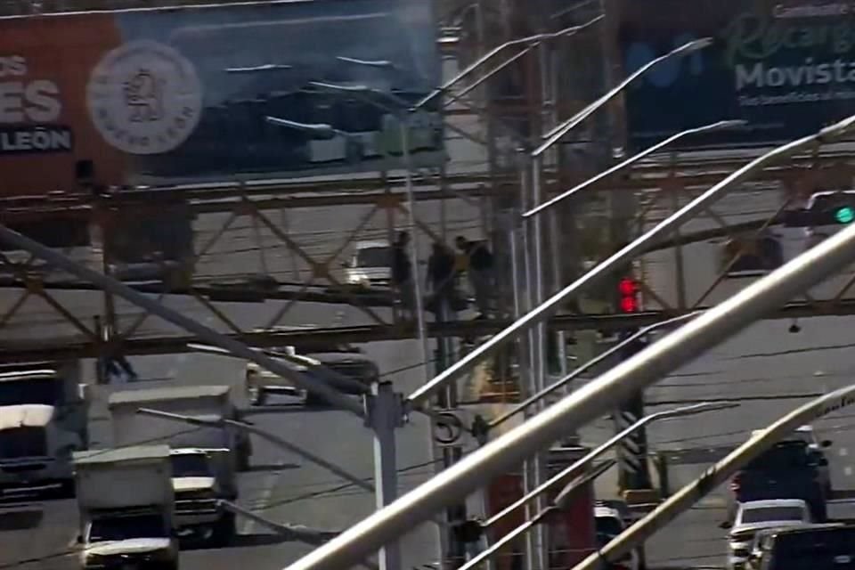 El hecho se registró cerca de las 9:30 horas en el puente ubicado en el cruce de Raúl Salinas Lozano y Compostela, frente a la Colonia Felipe Carrillo Puerto.