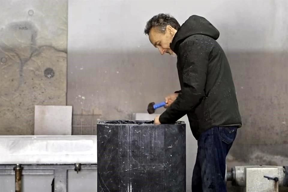 Paolo talló a mano el lavabo y el resultado es una superficie cruda e intensa que revela la esencia misma del material.