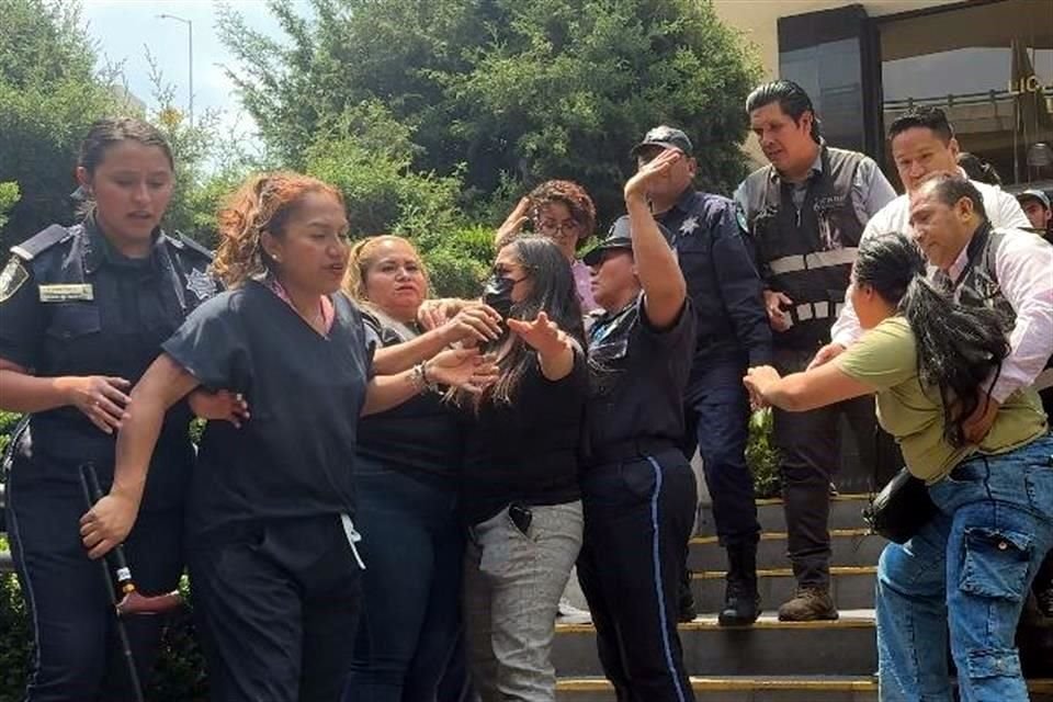 La madre buscadora Ceci Flores dijo que logró pasar las rejas de la entrada principal acompañada de su hija, tas un descuido de la vigilancia, pero que fue repelida con golpes.