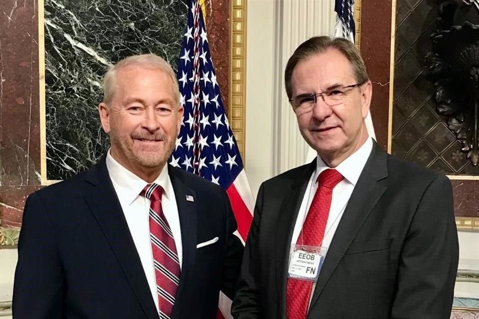 El Embajador de México en EU, Esteban Moctezuma, felicitó a Johnson.