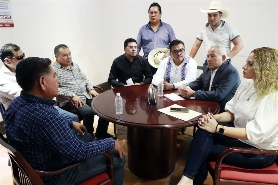 La mesa de diálogo entre trabajadores del campo y autoridades federales duró cuatro horas.