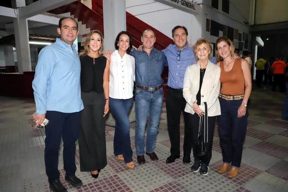 Gerardo Garza Zambrano, Bárbara Duarte de Garza, Sofía Izaguirre de García, Horacio García, Rafael Garza Zambrano, Consuelo Zambrano de Garza y Alina Sánchez de Garza