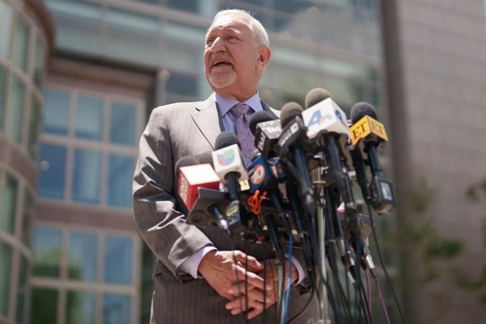 El abogado Mark Geragos, quien forma parte del equipo de defensa de los Menendez, rindió este martes sus alegatos para la liberación de sus clientes.