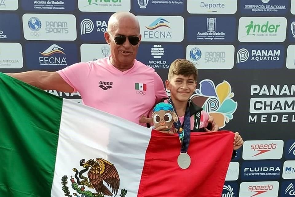 Máximo Terán posó con el entrenador Rolando Prieto en el podio.
