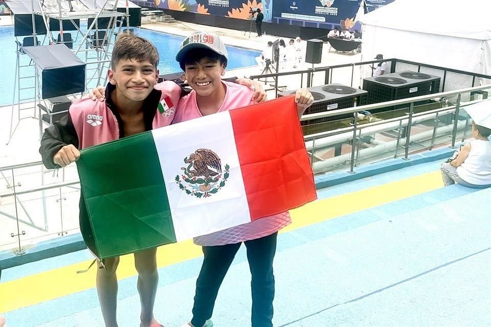 Terán e Iñaki Hernández portan la bandera mexicana en señal de triunfo.