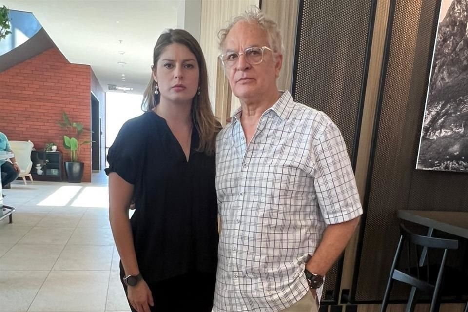 Luis Mircoli, papá de Romina, acompañó a su hija a la conferencia que ella ofreció sobre el caso.