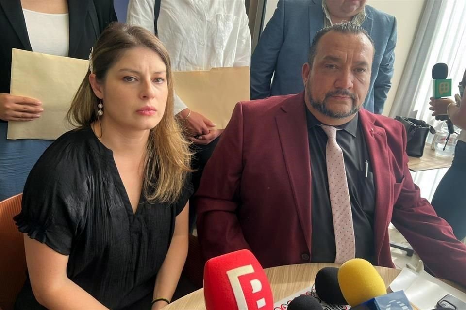 Gerardo Martín Rincón Flores, abogado de la hija de Dulce, mostró los documentos, así como fotografías que muestran la convivencia de la cantante con Romina Mircoli.