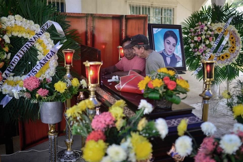 A dos días de su ejecución y luego de ser velada por familiares, amigos y simpatizantes, se anunció que Yesenia Lara sería sepultada esta tarde en el panteón de Texistepec, Veracruz.