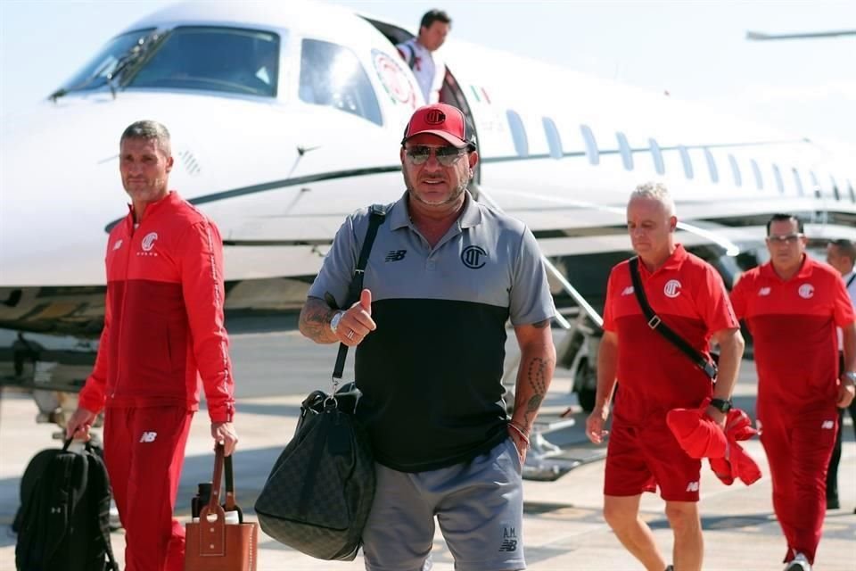 Antonio Mohamed encabezó la llegada de los Diablos Rojos.