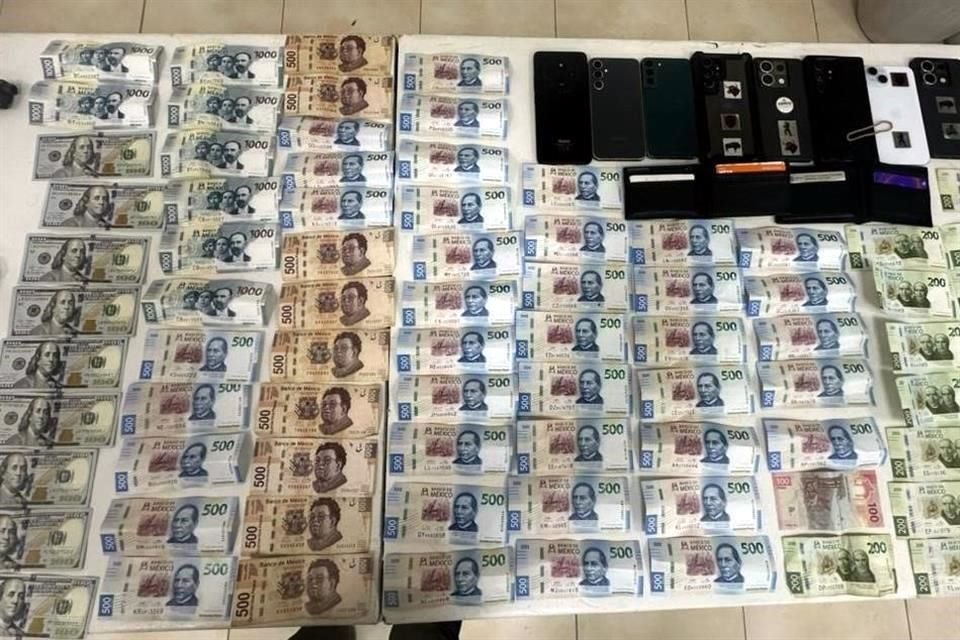 Las autoridades aseguraron 900 dólares, 138 mil pesos, droga y diversos objetos personales.