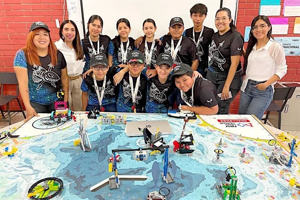 Alumnos y profesores de 'Código Fénix' en el aula asignada para preparar el proyecto que llevarán a Long Beach, California.