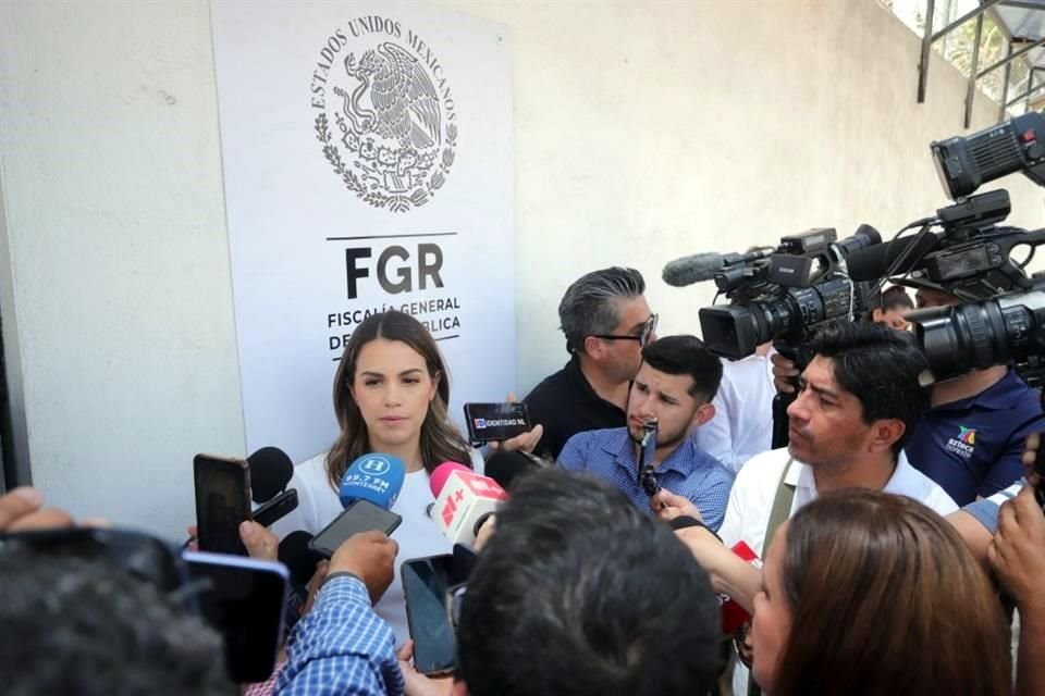 Lorena de la Garza, presidenta del Congreso local, acudió a la FGR para entregar ocho expedientes que entregó el TRIFE a los Diputados sobre sentencias ya indagadas.