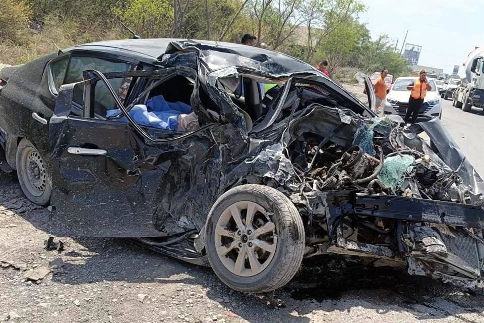 El vehículo de las víctimas mortales quedó destruido de la parte frontal, tras el choque en la Carretera Apodaca a Juárez.