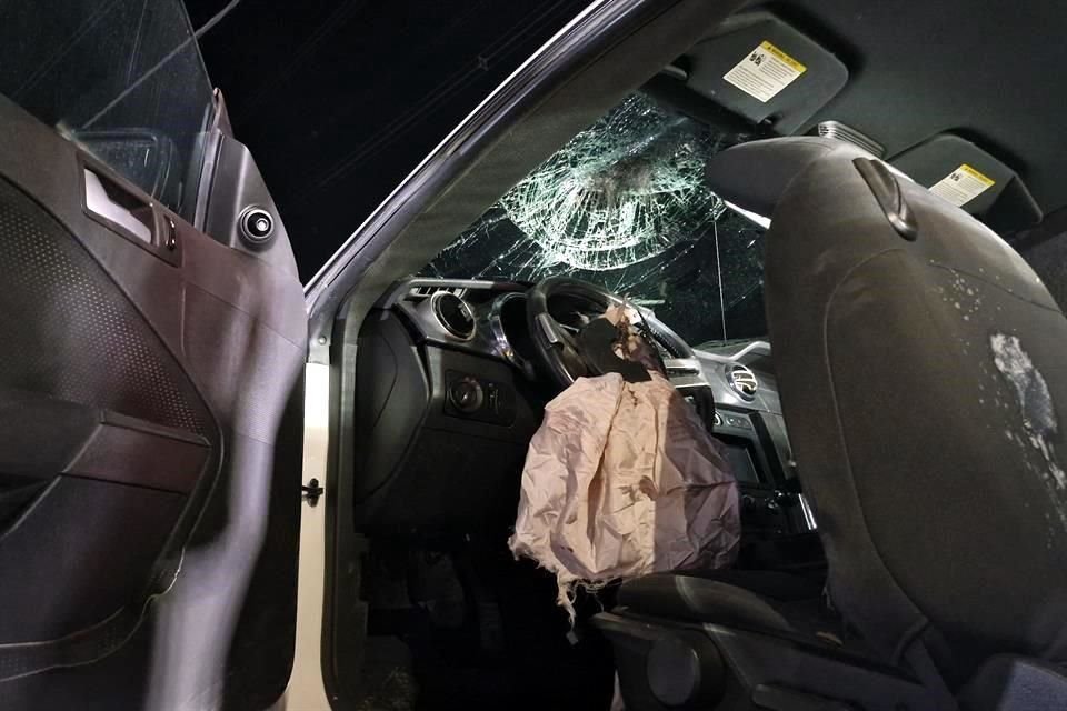 El conductor bajó del auto deportivo tras chocar, y dejó marcas de sangre en el vehículo.