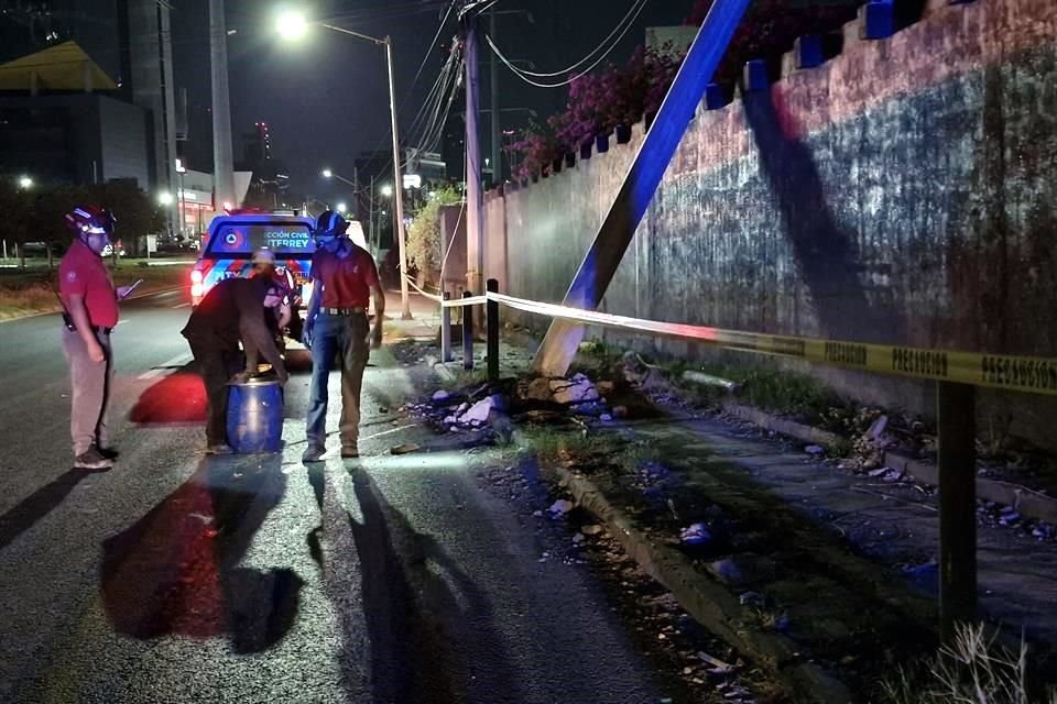 El auto chocó contra un poste de concreto que quedó ladeado.