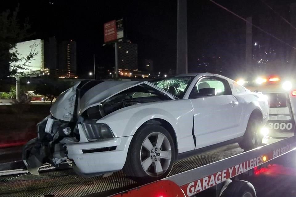 Autoridades encontraron solo un automóvil Mustang GT severamente dañado y con rastros de sangre en la carrocería.
