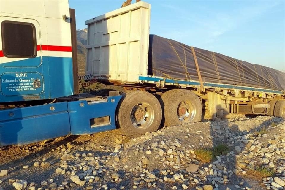 El trailero sintió que no podía detener su unidad, por lo que decidió usar la rampa de emergencia.