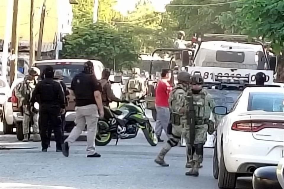 Durante el cateo, autoridades aseguraron una motocicleta.