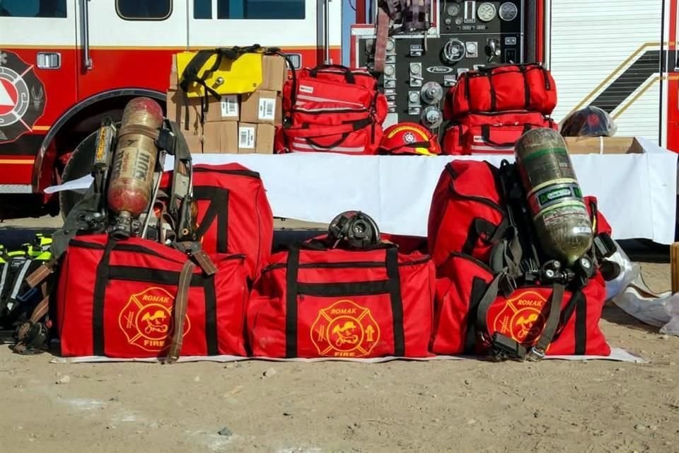 El Alcalde emecista entregó equipos nuevos de bomberos, de respiración autónoma, mochilas forestales y un camión con escalera telescópica.