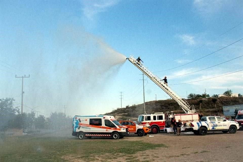 Además, los cuerpos de auxilio recibieron un camión con escalera telescópica.