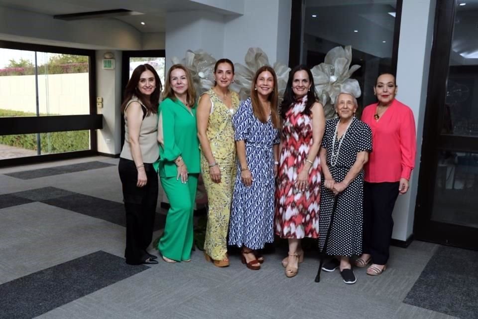 MESA DIRECTIVA DEL CLUB Lizeth Chapa, Idalia González, Amelia Ruiz, Mary Carmen González, Ana Sofía Calderón, Alicia Valenzuela, Lupana Cruz y Tere Lozano