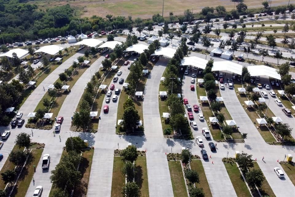 En el drive thru del Estadio BBVA el proceso de vacunación también se realizó de forma ágil, en los 18 módulos instalados en el estacionamiento.