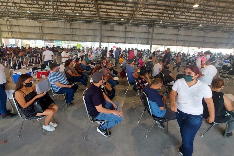 Ayer se vacunaron a personas cuyo apellido paterno iniciara con las letras A, B, C, D, E y F, en horarios escalonados de acuerdo con las citas.